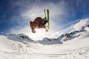 开云体育平台APP-本泽马爆发，罗马连续得分，当个体荣耀照亮集体困局