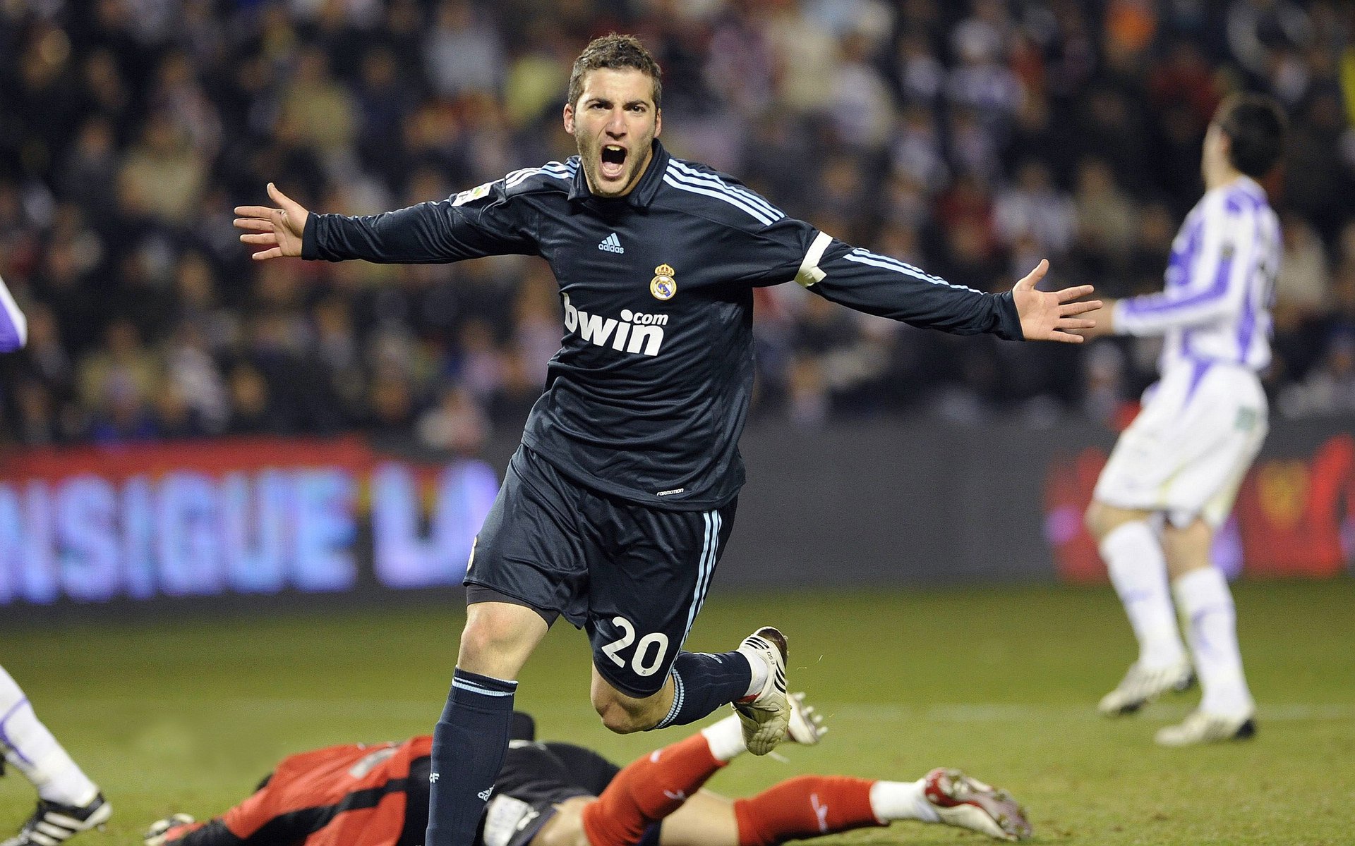 秘鲁完胜伊拉克，当国家荣耀与欧冠传奇在迪亚斯身上交汇