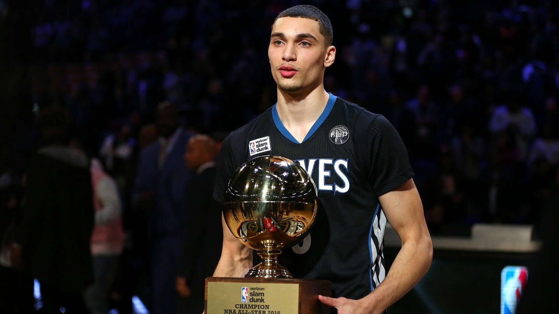 深圳队强行终结新疆队，库里带动全队节奏，现代篮球的两种胜利哲学